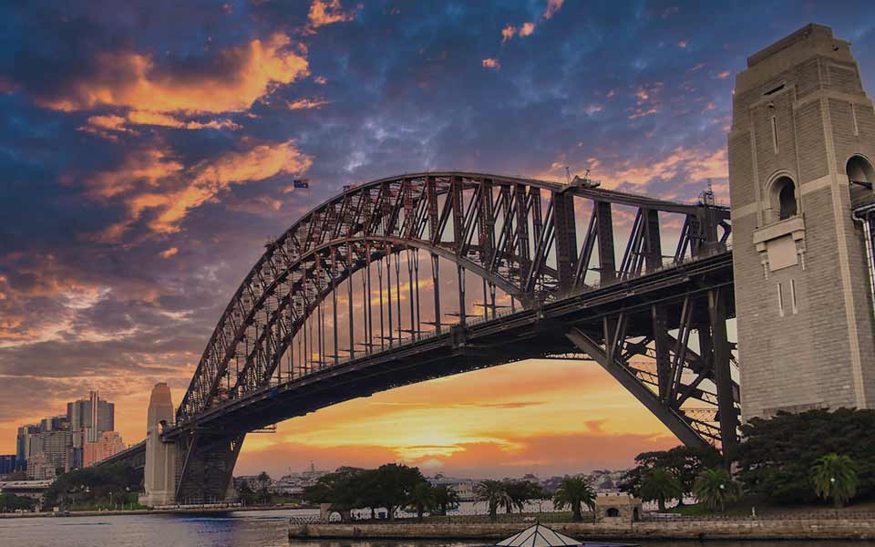 Die Sydney Harbour Bridge beim Sonnenuntergang